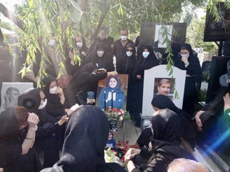 مراسم سومین روز وداع با خبرنگار ایسنا بر سر مزارش انجام شد
