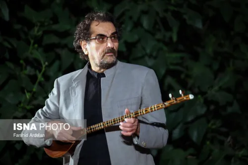 به انگشت شهرام ناظری خیره نشوید!